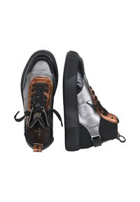 Czarne i srebrne sneakersy typu high-top z metalicznym wykończeniem, brązowymi akcentami, teksturowanym materiałem oraz czarnymi gumowymi podeszwami i sznurowadłami.