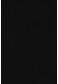 Czarna, prążkowana tkanina o gładkiej fakturze, charakteryzująca się jednolitym wzorem splotu. Powierzchnia jest jednolita, bez widocznych nieregularności.