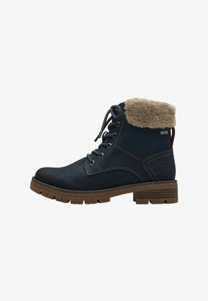 Bottines en cuir bleu avec un col en fausse fourrure marron, bout rond, fermeture à lacets et semelle en caoutchouc texturé avec des crampons profonds.