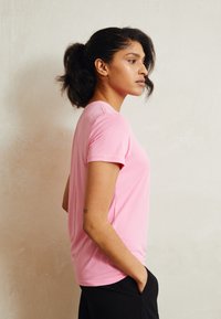 Minimum RYNAH - T-shirt básica - sachet pink