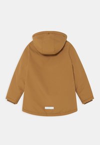 Veste à capuche marron avec une texture lisse et mate. Présente une coupe droite et des poignets élastiques ; comprend un accent réfléchissant à l'arrière.
