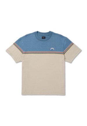 T-shirt à manches courtes avec partie supérieure bleue, partie inférieure beige, bandes rayées sur la poitrine et les manches, et petit logo de soleil brodé sur la poitrine.