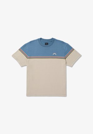 T-shirt à manches courtes avec partie supérieure bleue, partie inférieure beige, bandes rayées sur la poitrine et les manches, et petit logo de soleil brodé sur la poitrine.