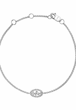 Delicado brazalete de cadena plateada con colgante ovalado incrustado con pequeños cristales transparentes, asegurado con un cierre de langosta.