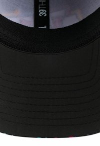 Schwarze Kappe mit flachem Schirm, ausgestattet mit einem gemusterten Innenband. Die Außenseite ist glatt, während die Unterseite des Schirms mehrfarbige Details zeigt.