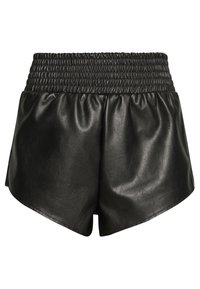 Svarta shorts i konstläder med bred, rynkad elastisk midja och något rundad fåll, visade framifrån mot en vit bakgrund.