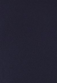 Marineblau geripptes Material mit einer glatten Textur. Enthält vertikale Linien, die eine figurbetonte Erscheinung erzeugen. Ideal für verschiedene Bekleidungsdesigns.