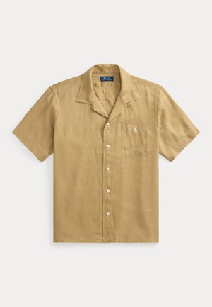Camisa beige de manga corta con botones, cuello campamento y bolsillo en el pecho con el logo Polo Ralph Lauren bordado en blanco.