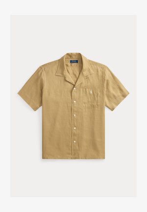 Camisa beige de manga corta con botones, cuello campamento y bolsillo en el pecho con el logo Polo Ralph Lauren bordado en blanco.