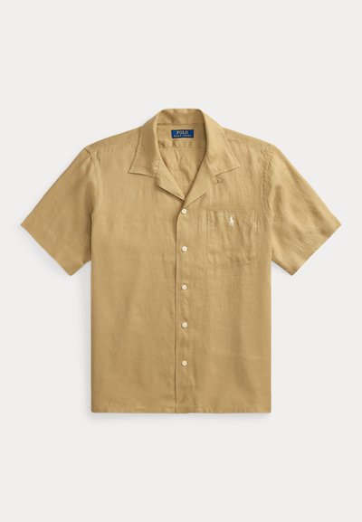Camisa beige de manga corta con botones, cuello campamento y bolsillo en el pecho con el logo Polo Ralph Lauren bordado en blanco.