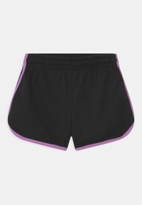 Pantalones deportivos negros con una textura suave, con ribete púrpura a lo largo del costado y la cintura, diseñados con un ajuste relajado y dobladillo curvado.