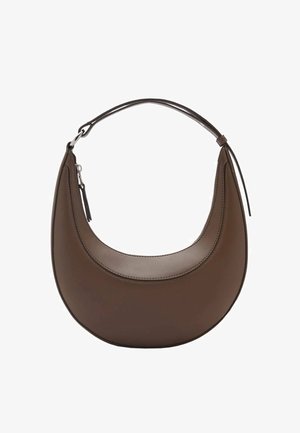 Sac à main en cuir marron en forme de croissant avec une courte bandoulière réglable et un curseur de fermeture éclair argenté.