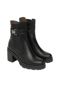 Stivali ankle in pelle nera con tacco a blocco, pannelli elastici laterali e fibbie decorative su uno sfondo bianco.