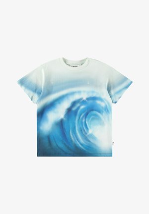 Camiseta azul y blanca con un estampado gráfico de ola. Manga corta, escote redondo, tejido de algodón suave y ajuste relajado.