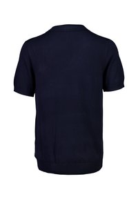 Marinblå kortärmad stickad polo med ribbad krage och mudd. Slät yta, rak passform och en ren baksida. Diskret varumärkesetikett synlig.