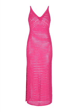 Häkel-Maxikleid in leuchtendem Pink mit V-Ausschnitt, schmalen Trägern und seitlichem Schlitz. Mit einem dekorativen Knoten-Detail an der Bustlinie.