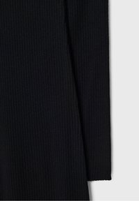 Manche de pull noir côtelé présentée, featuring une texture douce et une longueur standard. Le tissu semble extensible et ajusté.