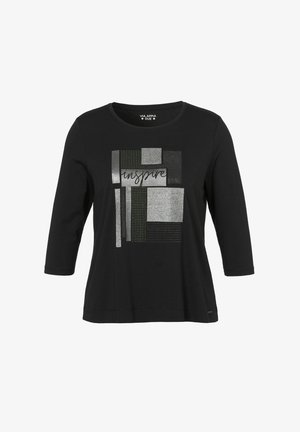 Zwart T-shirt met driekwartmouwen en een ronde hals. Voorkant heeft een zilveren afbeelding met overlappende rechthoeken en het woord "inspire".