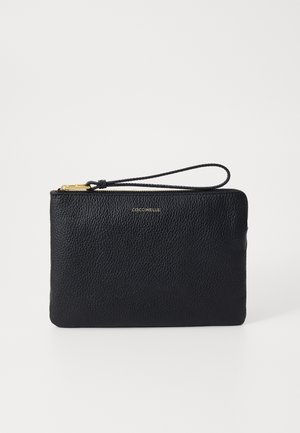 Čierna kožená taštička s textúrovaným povrchom, zipsom a remienkom na zápästie. Na prednej strane má zlaté logo. Kompaktný a obdĺžnikový tvar.