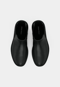 Μαύρα παντόφλες με λείες δερματώδεις επιφάνειες, στρογγυλή μύτη και διακριτές ραφές. Αντιολισθητική καουτσούκ σόλα.