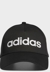 Cappello nero in tessuto con visiera curva, con il logo "adidas" in lettere bianche in grassetto sulla parte anteriore.