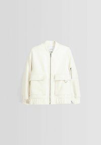 Biała bomberka z zamkiem z przodu, dwoma dużymi kieszeniami z przodu i kieszonką na rękawie. Elastyczne mankiety i pasek w talii, miękka, teksturowana tkanina.