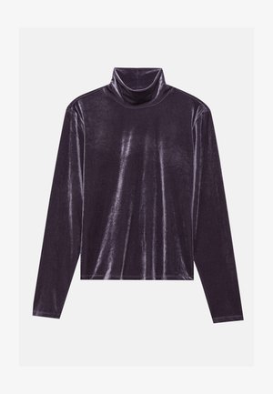 Pitkähihainen poolopaita syvän violetista sametista, jossa on pehmeä tekstuuri ja tyylikäs muotoilu tiukassa siluetissa.