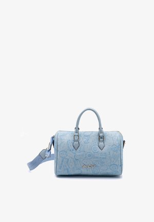 Borsa a mano azzurro chiaro con motivi a timbro, doppio manico e tracolla rimovibile. Texture liscia e dettagli in hardware dorato.