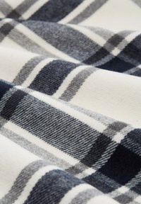 Karirana tkanina koja prikazuje tamnoplavu, sivu i bijelu boju. Meki tekstura sa tkanim uzorkom debelih i tankih pruga. Težak materijal.