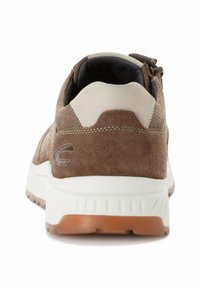 Braune Wildleder-Sneaker mit grauem Nubuk-Heel, weißer Zwischensohle und strukturiertem Gummi-Außensohle. Verfügt über ein Logo am Heel.