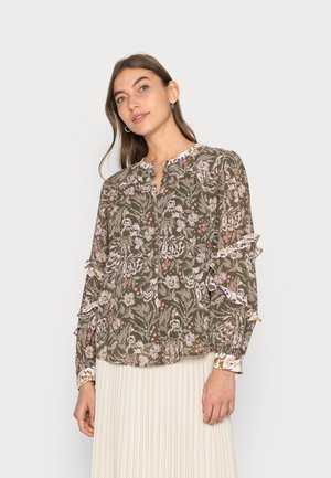 Blusa com padrão floral em verde-oliva, com mangas em babados e acabamento em contraste. Tecido leve, corte solto e decote com abertura.