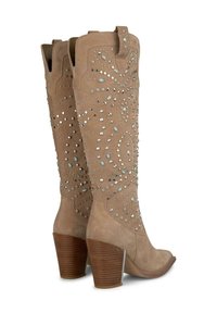 Stivali in suede color tan al ginocchio con dettagli intricati in strass, punta affusolata e tacco in legno impilato con accentuazione metallica.