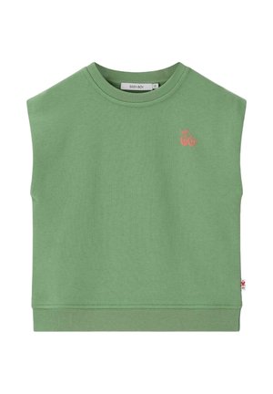 Haut vert sans manches en tricot avec col rond et ourlet côtelés, orné d'une petite broderie rouge de cerise sur le côté gauche de la poitrine.