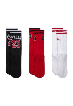 Trois paires de chaussettes crew en noir, rouge et blanc. Les chaussettes noires affichent "Jordan 23", les rouges portent les numéros 23 et 2, les blanches ont des rayures rouges et un logo.