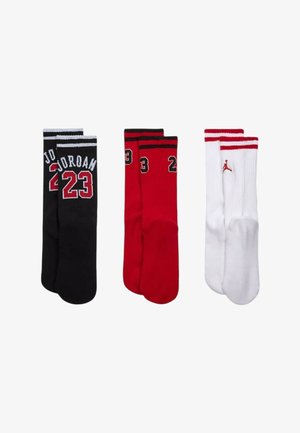 Drei Paar Crew-Socken in Schwarz, Rot und Weiß. Schwarze Socken haben "Jordan 23", rote Socken haben die Zahlen 23 und 2, weiße Socken haben rote Streifen und ein Logo.