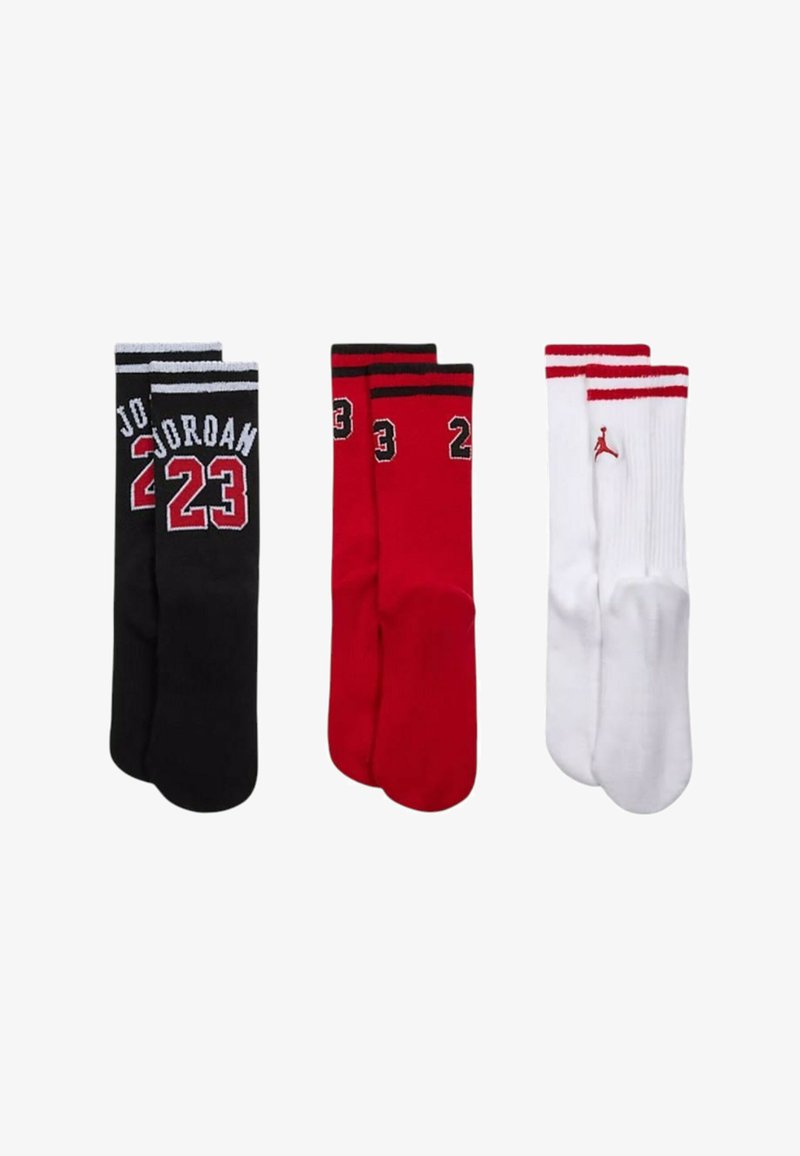 Trois paires de chaussettes crew en noir, rouge et blanc. Les chaussettes noires affichent "Jordan 23", les rouges portent les numéros 23 et 2, les blanches ont des rayures rouges et un logo.