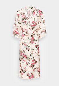 Kwiatowy kimono w miękkim materiale, z różowymi i zielonymi kwiatami na kremowym tle, z szerokimi rękawami i wiązaniem w talii.