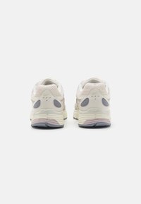 Nike Sportswear P-6000 ITS - Trainers - light bone/platinum violet/cement grey/platinum violet/life lime