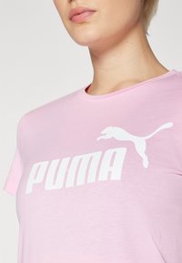 Puma LOGO TEE  - Camiseta estampada - pink lilac
