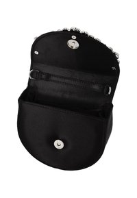 Borsa a mano in raso nero con forma arrotondata, ferrature argentate, chiusura a scatto e tasca interna per riporre oggetti. Fodera interna texturizzata.