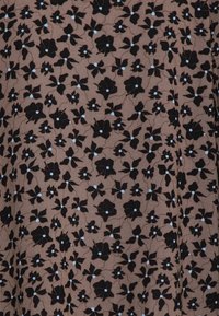 Tecido floral com flores pretas e azuis pastel sobre um fundo castanho. O material parece leve e com uma textura suave.