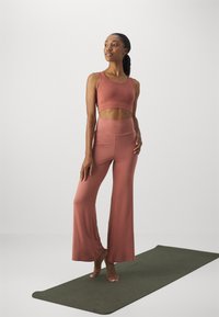 Yogasearcher HADU SEAMLESS BRA - Športni modrček z rahlo podporo - cedar