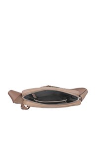 Borsa in pelle marrone con un esterno testurizzato e un interno liscio. Presenta una chiusura con zip e un design minimalista, che mette in risalto il comparto interno.