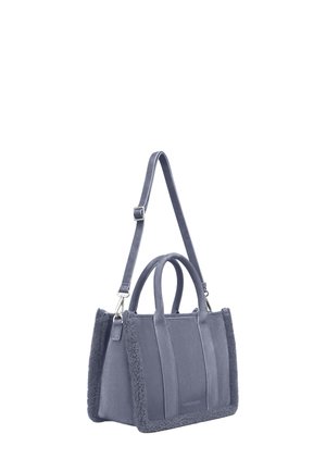 Texturiertes blaues Handtasche mit Pelzakzenten, doppelten Oberhandgriffen und einem abnehmbaren Schultergurt. Rechteckige Form mit genähten Details.