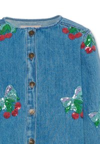 Kurtka jeansowa z naszywkami motyli i wiśni z cekinami, mosiężne guziki oraz okrągły dekolt. Niebieska tkanina z haftowanymi akcentami.