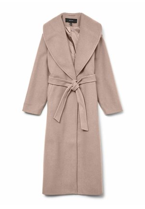 Długi płaszcz w stylu kimono z miękkiego beżowego materiału. Posiada duży szalowy kołnierz oraz pasek do zawiązania. Rękawy o długości do łokcia, bez widocznych zapięć.
