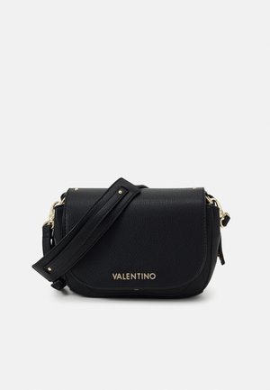 Bolso bandolera negro Valentino con piel texturizada, herrajes dorados y correa de hombro ajustable sobre un fondo claro y liso.