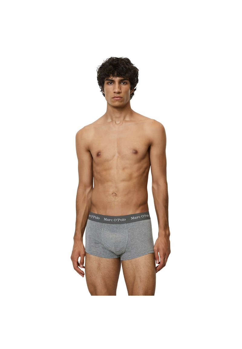 Grijze boxers van zacht materiaal, met een donkergrijze tailleband met het merk "Marc O'Polo." Klassieke pasvorm, minimalistisch ontwerp.