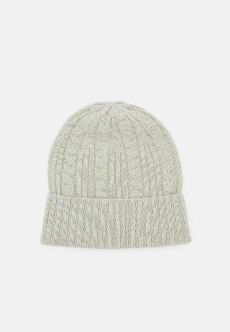 Strikket lue i lys grå med ribbestruktur og kabelmønster. Brettet kant nederst. Mykt materiale, rund topp.