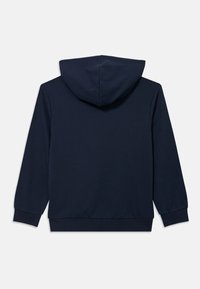 Felpa con cappuccio blu navy dalla texture morbida, con cappuccio regolabile attraverso coulisse e polsini e orlo a costine. Vista posteriore che mostra un design semplice e minimalista.